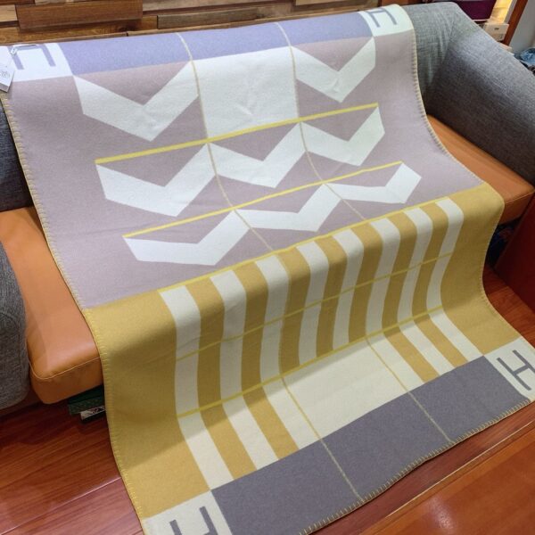 REPLICA Hermes Avalon H Club Blanket in Taupe Cashmere - Image 5