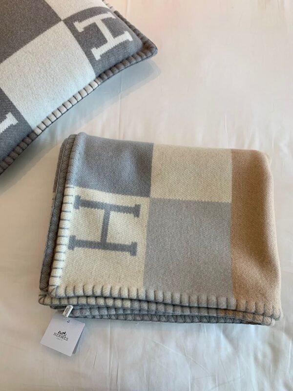 REPLICA Hermes H Drapeau Blanket in Acier and Perle Cashmere - Image 4